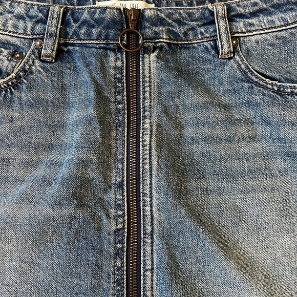 WE THE FREE Full Zip Up Denim Mini Skirt Size - Picture 2 of 10
